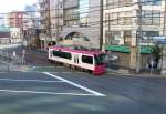 Tokyo Strassenbahn: Die Wagen der Serie 8801-8810 sind 2009/10 gebaut worden. Bild: Als erster Wagen am frhen Morgen erreicht 8803 tsuka, die Umsteigestation zur Ringbahn. 25.Juni 2011.  