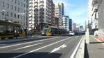 Utsunomiya Light Rail Serie HU300 in Kinu-Straße, Am 27.12.2023.