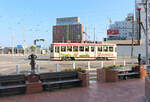 Strassenbahn Hakodate: Am Bahnhof wurden unzählige alte Gebäude abgerissen zugunsten grosser Hotels und Büros. Im Bild biegt Wagen 2001 in die Haltestelle Bahnhof ein. 28.September 2014. Wagen 2001 und 2002 wurden 1993/94 erbaut. 