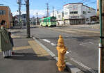 Strassenbahn Hakodate: Wagen 8006 fährt durch Yunokawa, 30.Oktober 2022.