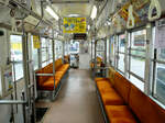 Strassenbahn Hakodate, im Süden der Insel Hokkaidô in Japan, Wagenserie 711-724 aus den Jahren 1959-1961: Blick in den Wagen 724, 6.Juli 2010.