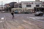 Strassenbahn Hakodate, im Süden der Insel Hokkaidô in Japan, Wagenserie 711-724: Am 20.September 1984 befährt Wagen 723 die Kreuzung Jûjigai.