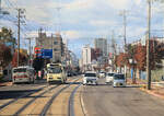 Die Strassenbahn von Hakodate (Japan, Süd-Hokkaidô): Wagen 7001 entstand aus Bestandteilen des alten Wagens 715 im Jahre 2020. Bild aus dem Rückfenster eines Wagens in der anderen Richtung. Kashiwagi-chô, 30.Oktober 2022 