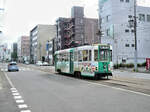 Die Strassenbahn von Hakodate (Japan, Süd-Hokkaidô): Wagen 812 ist der letzte verbliebene Wagen der Serie 801-812 aus den Jahren 1962-1965. Die anderen Wagen erhielten 1990-2012 neue Wagenkasten (8001-8010). Uoichiba-dôri, 6.Juli 2010 