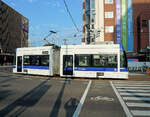 Die Strassenbahn von Hakodate (Japan, Süd-Hokkaidô): Anders als bei uns (meist) üblich beschaffen  die Strassenbahnen in Japan ihre neuen Wagen nur tröpfchenweise, hier den Niederflur-Gelenkwagen 9602 im Jahre 2010. 9601 kam 2007, 9603 kam 2014, 9604 kam 2018, 9605 kam 2023 in den Bestand. Aufnahme 6.Juli 2010  