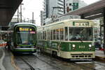 Rechts das Foto: Serie 800 Nr.806; Links das Foto: route 6 von Hiroshima Bahnhof nach Eba, mit die Serie 1000  GREEN MOVER LEX  Nr.1004 der Hiroshima Electric Railway (Straßenbahn); am