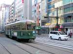 Die ältesten Strassenbahnwagen von Hiroshima - die Wagen aus Kôbe, Serie 571-587: Ursprünglich 1924 gebaut, später erheblich erneuert. 1971 von Hiroshima übernommen. Heute ist nur noch Nr. 582 in Japan vorhanden, Nr. 578 fährt in San Francisco (F-Line). Aufnahme von Nr. 582 beim Verlassen der Haltestelle Hondoori, 6.Dezember 2010.   