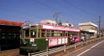 Die ältesten Strassenbahnwagen von Hiroshima - die Wagen aus Kôbe, Serie 571-587: Der heute noch im Einsatz stehende Wagen 582 (mit Werbetafeln für die japanischen Unterhauswahlen) an der Endstation Ujina am Hafen von Hiroshima, 11.Oktober 1996. 
