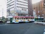 Die ältesten Strassenbahnwagen von Hiroshima - die Wagen aus Kôbe, Serie 1151-1157: Wagen 1156 kreuzt einen modernen Gelenkwagen, Hiroshima-Minamimachi 6.Dezember 2010. 