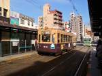 Die ältesten Strassenbahnwagen von Hiroshima - die Wagen aus Ôsaka, Serie 900: Nr. 912 verlässt die Haltestelle Dobashi, während der neuere Wagen 714 gerade einfährt. 5.Dezember 2010.  