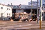 Die ältesten Strassenbahnwagen von Hiroshima - die Wagen aus Ôsaka, Serie 751: Wagen 761 vor der Hauptwerkstätte der Hiroshima Strassenbahnen.