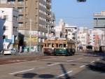 Die ältesten Strassenbahnwagen von Hiroshima - die Wagen aus Ôsaka, Serie 751: Die davonfahrende 772 kreuzt gerade den heranfahrenden Wagen 351.