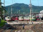 Grunddaten der Strassenbahn Kchi: Diese relativ abgelegene Stadt auf der kleineren Insel Shikoku und dazu noch jenseits sehr hoher Berge besitzt 3 Strassenbahnlinien, eine nach Westen (11,2 km), eine nach Sden (3,2 km) und eine nach Osten (10,9 km); 1067mm-Spur, 600 V Gleichstrom. Sie wird vor allem von Schlern und alten Menschen benutzt und gilt deshalb (noch) als sozial notwendig; Leute im Beruf haben eigene Autos und schtzen die Strassenbahn wenig. 21.September 2009. (Aufnahme von einem ffentlichem Weg aus mit Zoom)