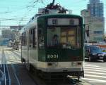 Serie 2000: Diese Serie entstand unter Verwendung von Drehgestellen, Motoren und Apparaten von Abbruchwagen der Serie 200. Wagen 2001 (Baujahr 2000) kommt in der Stadtmitte (Harimayabashi) entgegen. 20.September 2009. 