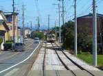 Serie 600: Das Gleis - man ist sich nicht so recht klar, ob nun die Strassenbahn gepflegt oder nicht gepflegt wird. Die Gleisanlage macht hier die Strasse extrem eng: Was passiert, wenn die Strasse ausgebaut wird? Bild: Wagen 629 in Ichijbashi, 20.September 2009. 