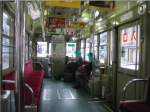Die Strassenbahn von Kyoto. Der Wagen 1909 (Baujahr 1957, Umbau 1970)lebt nach der Stilllegung der Strassenbahn in Kyoto weiter in Hiroshima. Blick in das schlichte Innere, Hiroshima, 8.April 2008. 