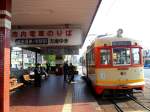 Matsuyama Strassenbahn, Serie 51-61: Wagen 61 wartet am Hauptbahnhof auf Fahrgste.