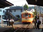 Matsuyama Strassenbahn, Serie 51-61: Wagen 59 fhrt in die Station Takasago-ch ein.