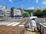 Die Strassenbahn von Nagasaki: In der Mittagshitze biegt Wagen 1502 auf die Innenstadtlinie ein. 8.August 2013.  