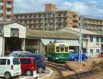 Die Strassenbahn von Nagasaki - Das Rollmaterial: Wagen 201-210. Diese alten Wagen von 1950 (klimatisiert und modernisiert um 1987) sind grösstenteils noch immer im Einsatz; sie waren ein wesentlicher Beitrag damals zur Umstellung der Strassenbahn von Zweiachsern auf Drehgestellwagen. Aufnahme von Wagen 201 vor dem Betriebswerk Urakami, traurigerweise unweit der Abwurfstelle der Atombombe im Jahre 1945. 8.August 2013.  