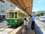 Die Strassenbahn von Nagasaki - Das Rollmaterial: die Wagen 501-506. Gebaut 1966, um weitere Holzkastenwagen zu ersetzen. Beim Bau wurden allerlei Bestandteile ausgemusterter Wagen aus Osaka verwendet. Die meisten dieser Wagen wurden bei der Ueberschwemmungs- und Hangrutschkatastrophe 1982 schwer beschädigt. Im Bild Wagen 504 an der Endstation Hotaru Jaya, 8. August 2013.  