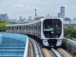 Tokyo Yurikamome Zug 31 nach Shimbashi in der Station Daiba, 27.04.2024.