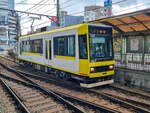 Tokyo Toden-Arakawa Straßenbahn Zug 8907 in Richtung Minowabashi in der JR Station Oji-ekimae,23.04.2024.