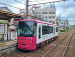 Tokyo Toden-Arakawa Straßenbahn Zug 8801 in Richtung Minowabashi in der Station Takinogawa 1-chōme,23.04.2024.