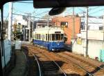 Serie 9000:  Retro-Wagen  (d.h. Wagen, die die Atmosphre von frher erwecken) Nr.9001 (dunkelrot) und 9002 (blau) wurden 2007 und 2009 in Dienst gestellt. Sie sind Teil intensiver Werbebemhungen fr die Arakawa-Linie und werden gerne auch fr Sonderfahrten benutzt. Hier kreuzt Wagen 9002 in Arakawa Nanachme, 28.November 2009.  