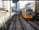Serie 7000: Der entgegenkommende 7022 hat gerade die Endstation Minowabashi verlassen. Er trgt einen historischen gelben Anstrich. 28.November 2009. 