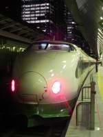 200 Series Shinkansen nach der Ankunft in JR Tokyo. Diese Zge verkehren noch auf den Tōhoku und Jōetsu Shinkansen-Strecken und werden im Herbst 2011 ausgemustert. Ein 200er Shinkansen (Der Zug K25, verkehrend als Toki 325) war am 23. Oktober 2004 entgleiste whrend eines Erdbebens. Dies war bislang der einzige jemals entgleiste Shinkansen.