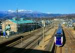 Ein Zug des Yamagata Shinkansen (Zug E3 2011) ist vom Yamagata-Hochplateau heruntergekommen und kann sich nun bald in Fukushima mit einem Shinkansen aus Nordjapan vereinigen und dann mit