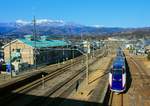 Ein Zug des Yamagata Shinkansen (Zug E3 2011) ist vom Yamagata-Hochplateau heruntergekommen und kann sich nun bald in Fukushima mit einem Shinkansen aus Nordjapan vereinigen und dann mit Hochgeschwindigkeit nach Tokyo weiterfahren. Niwasaka, 18.März 2019 