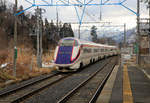 Der Yamagata Shinkansen auf der umgespurten Lokallinie Fukushima - Yamagata - Shinjô. Zug E3 Nr. 1003. Durchfahrt in Uzen Nakayama (übersetzt etwa: Tief in den mittleren Bergen der Provinz Uzen, d.h. wohl die Berge, die den unteren und den oberen Teil des Yamagata Hochplateaus trennen) unterwegs nach Tokyo; ab Fukushima wird der Zug in Hochgeschwindigkeitsfahrt sein Ziel erreichen. 16.März 2019   