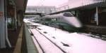 Yamagata Shinkansen - Serie 400: Ein 7-Wagenzug mit Frontwagen 422-12 unterwegs aufs Hochplateau von Yamagata knapp vor dem Einsetzen eines schweren Schneefalls in Yonezawa, 10.März 2001. Der Anstrich ist nun unten dunkelgrau mit grünem Band. 