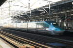 Shinkansen-Express  Yamabiko  nach Tôkyô mit JR East Elektrotriebzug Serie E5, In Utsunomiya Bahnhof, Am 27.12.2023.