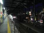 Serie E3: Der letzte Shinkansenzug des Tages aus Akita mit Frontwagen E311-3 ist in Morioka eingetroffen und tastet sich - nach einem vollen Sicherheitsstopp - an den wartenden Zug aus dem Norden (Serie E2) heran. Wie immer in den Bahnhöfen streckt der Schaffner den Kopf aus seinem Abteilfenster, um das Geschehen am Bahnsteig zu überwachen. 8.Juli 2010. 