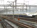 Shinkansen-Baureihe E4 auf der Strecke des Tōhoku Shinkansen von Tokyo in den hohen Norden nach Hachinohe.