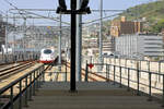 Die Fahrt mit dem West-Kyûshû Shinkansen bietet wenig Aussicht auf die Landschaft, das Gebirge um Ureshino Onsen oder die schöne Ômura-Bucht. Wo nicht durch Tunnels gefahren wird verläuft die Strecke meist zwischen Lärmschutzwänden. Es gibt 31 Tunnels, wovon die längsten 5,7 , 4,9 und 7,4 km messen. Hier Zug 721-8003 bei der Ausfahrt aus der Endstation Nagasaki, wo er direkt in einen Tunnel fährt. 12. April 2023 