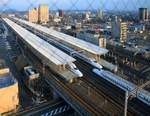 Der Tôkaidô-Shinkansen am frühen Morgen in Gifu Hashima. Ueberholung wartender Züge. Das Gitter im Bild muss hingenommen werden, da bei hohen Gebäuden ein solches in den Fensterscheiben angebracht ist, um etwa bei Erdbeben ein Herausfallen von Glas zu verhindern. 4.November 2017.  