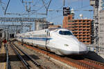 Japanreise 2026: Ein Shinkansen der Baureihe N700A bei der Einfahrt in den Bahnhof Shin-Osaka.