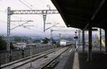 Shinkansen Serie 0: Ein Zug dieser ersten Serie fährt am 3.Juli 1979 in Mishima durch. Die rund 553km lange Strecke Tokyo-Osaka (Station Shin Osaka) der Tôkaidô-Linie (1964 eröffnet) war ihr erstes Einsatzgebiet; danach fuhren sie weiter auf die Sanyô-Linie (1972-75 gebaut), d.h. weitere rund 622km von Osaka nach Fukuoka (Station Hakata).  