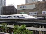 Nozomi-Shin-kan-sen kurz vor der Einfahrt in Tokyo Terminal in der Nhe des International Forums
