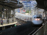 Einfahrt in den Bahnhof von Nagoya des Shinkansen 471 in Richtung Osaka am 11.4.2015