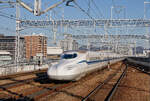 Japanreise 2026: Ein Shinknsen der Baureihe N700S durchfährt aus Richtung Osaka kommend den Bahnhof Himeji ohne Halt in Richtung Okayama.