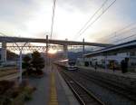 Serie 257: Bei Sonnenuntergang fährt ein 11-Wagenzug in Okaya ein. Zuvorderst das 2-Wagen-Verstärkungsmodul mit Steuerwagen KUHA 257-4 ohne Stirnwandtüren. 28.November 2012.  