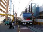 Serie 257 in Tokyo: bald hat der alte Bahnübergang (der in Stosszeiten stundenlang geschlossen ist) ausgedient; in der Höhe entsteht eine neue Strecke. Bild: Steuerwagen KUHA 256-113, Tokyo-Musashi Sakai, 23.November 2009. 