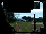 In der Heimat der Serie 107 (Nikkô-Linie): Fahrt in Zug 107-5 durch das dünn besiedelte, regenreiche Bauernland bei Kanuma. 21.Oktober 2011. 