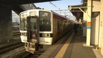 719 Series EMU als Local nach Koriyama in Aizu-Wakamatsu. Zwischenhalte sind Hirota, Higashinagahara, Bandaimachi, Okinashima, Inawashiro, Kawageta, Sekito, Joko, Nakayamajuku, Bandaiatami, Akogashima und Kikuta. (Februar 2016)