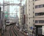Serie 257 in Tokyo: Nichts Grünes weit und breit, abgesehen vom Riesenkran, der da noch eine weitere Bahnstrecke hineinquetscht. Tokyo-Kanda, 4.März 2010.
